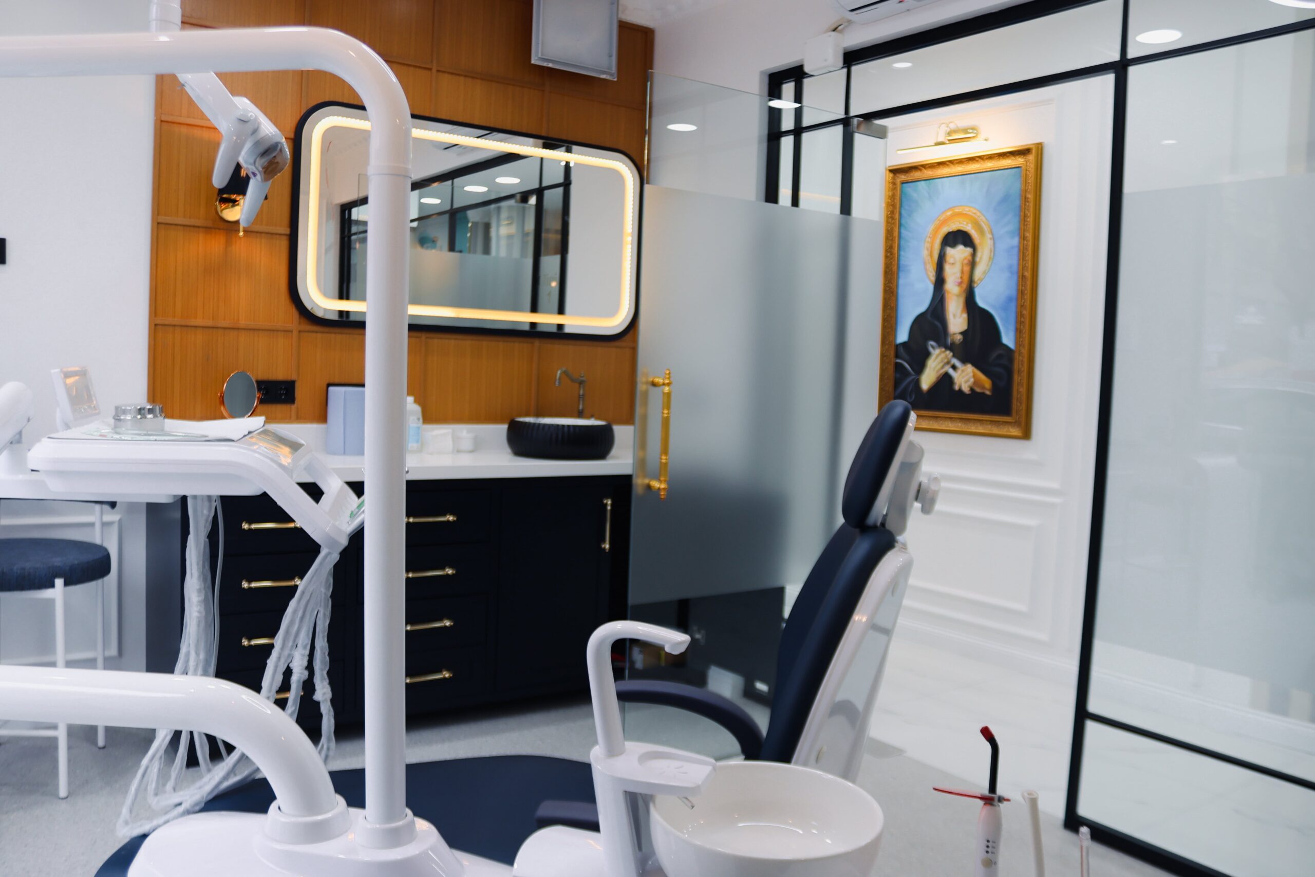 dental-chair-facing-back-with-portrait-on-the-wall.jpg