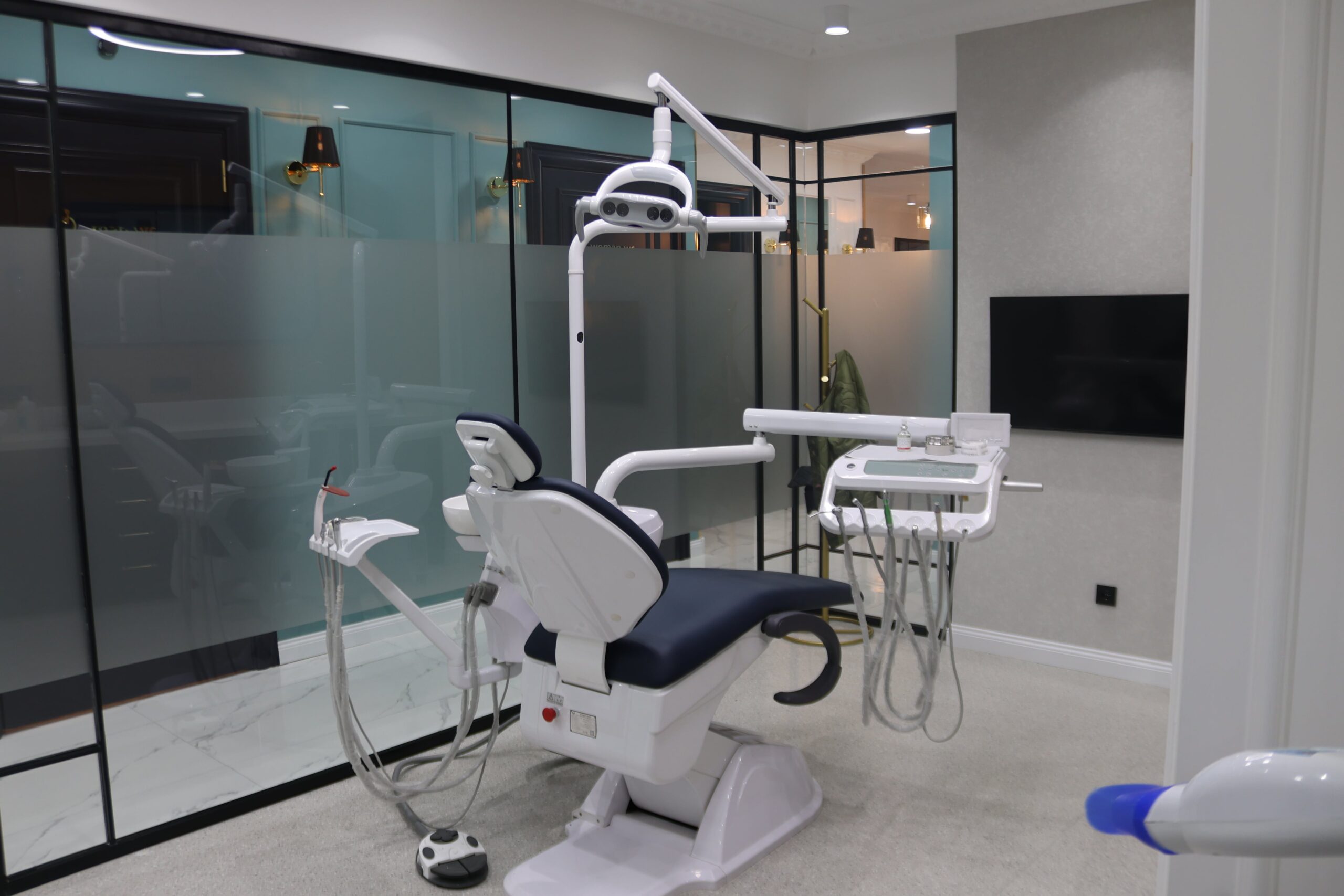 dental-chair-in-parla-clinics-inside-a-surgery-room.jpg