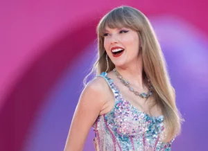 taylor-swift-smiling-showing-her-teeth
