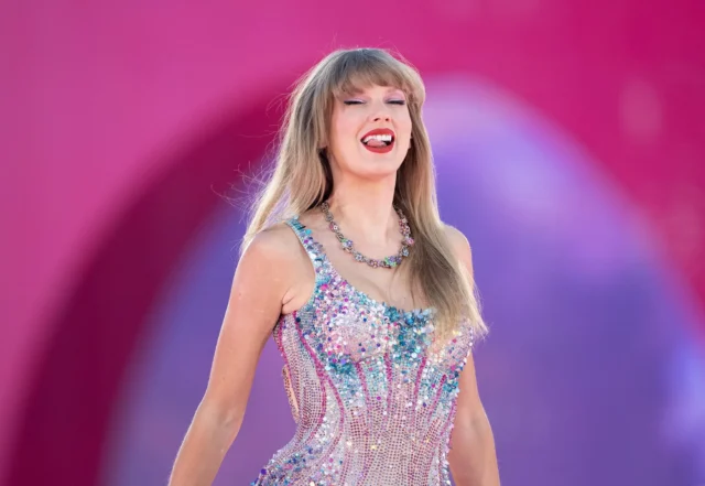 taylor-swift-licking-her-teeth-with-veneers.jpg