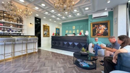 a-photo-of-parla-clinics-the-best-dental-clinic-in-turkey-with-luxerous-main-desk-with-nice-artistic-decor-with-people-seated-at-the-lobby